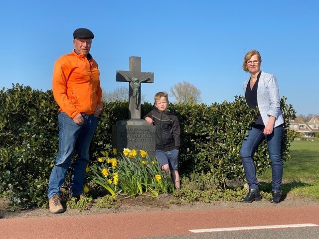 drie generaties bij monument Anton de Lange 